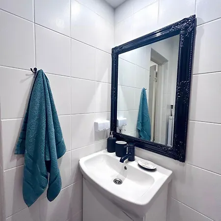 Stella's Kappeli - Near Bus Station And Airport - Near Bus Tram Stops - Free Parking, Wifi And Netflix - New Renovation Apartment Tallinn